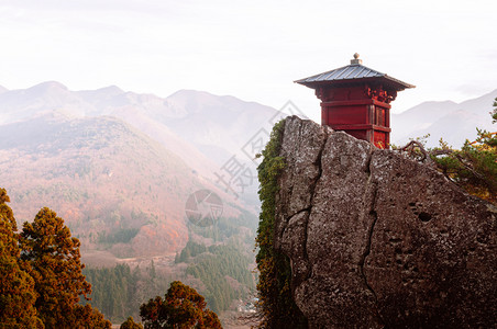 晚上在亚玛德拉的rishakuji寺庙的岩石悬崖上建起的红苏特拉仓库YamgtJpn图片