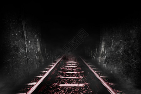铁路的黑暗隧道图片