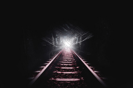 铁路和蜘蛛网或的黑暗隧道图片