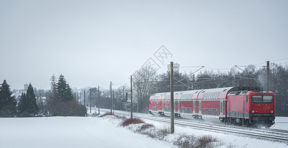 冬季铁路行驶的列车图片