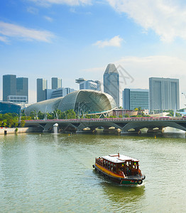 由幼稚园码头海湾的河滨剧场和城市天际的旅游船巡航图片