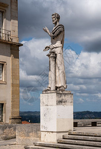 在Coimbra大学现代文建筑外在Coimbra大学文系外希腊哲雕像图片