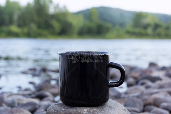 黑野营火罐头咖啡杯和石灰河岸空杯子用来做设计宣传图片