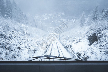滑轮车挡风玻璃的景加上积雪覆盖的自然景色在恶劣的野黑色森林德国图片