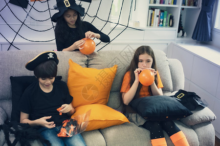 小朋友们准备装饰玩具气球为即将到来的万圣节在家客厅一起玩图片