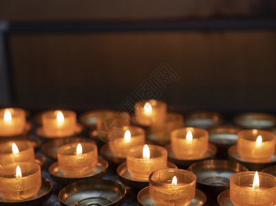 天主教堂的茶叶灯蜡烛和橙色架图片