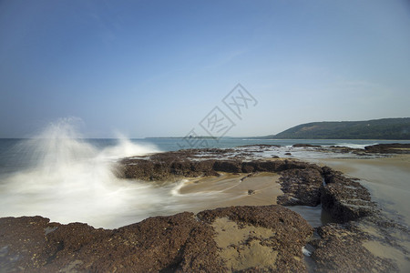 波在bhogwe海滩sindhudurgamaharashtra印度图片