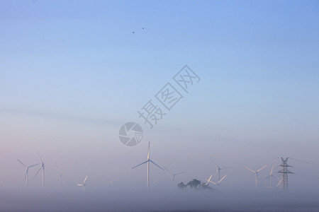 清晨风涡轮机在蓝天下低萨克斯尼的德意志食草地背景图片