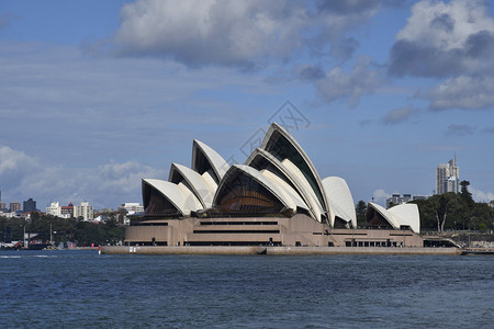 Sydne歌剧院SdneNswAutrali从港口桥下看到Sydne歌剧院从港口桥下看到SydneAustrali图片