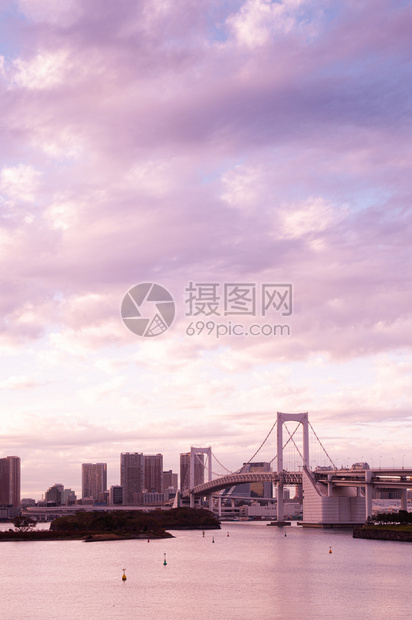 晚上日落时奥代伊巴彩虹桥和东京湾风景在粉红天空下背景的城市风图片