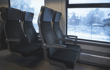 具有舒适的火车座椅和窗外风景冬季旅行德国现代内地列车图片