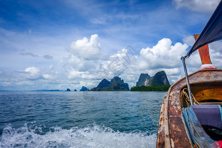 船在泰国港码头和石灰岩悬崖图片