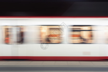 地铁列车在下站运行公共交通工具背景模糊德国高速地铁列车正在运行图片