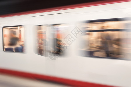 德文地铁列车正在运行图像不集中公共交通背景模糊高速地铁列车站交通概念图片