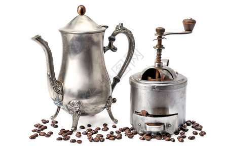 旧咖啡壶研磨机和白底豆图片