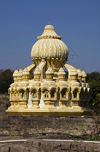 印度马哈拉施特拉邦萨斯瓦德saswad桑加梅什瓦尔sangameshwar寺庙附近一座古老寺庙的五颜六色的戈普拉姆gopuram图片