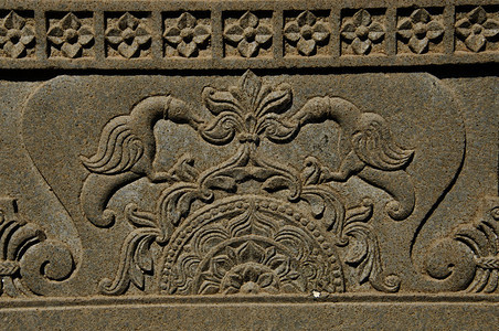 印度鲁赫米尼神庙外墙上的雕刻细节图片