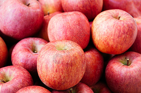 新鲜的粉红福吉苹果农贸市场收时水果季节堆积的奥莫里环果图片