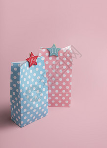 圣诞冒险概念粉红色和蓝礼物袋上面有粉红色背景的数字他和她xma礼物多彩品袋图片