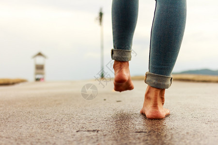 下雨后女人在街上玩得开心背景图片