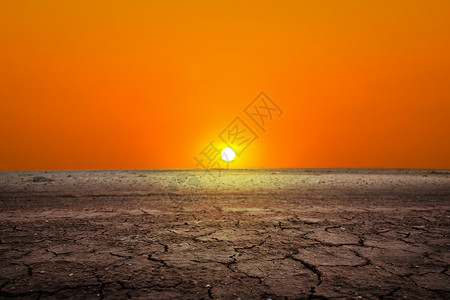 沙漠的黄金落日干枯渴的土壤图片