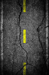 黄线分隔道上的沥青裂缝图片