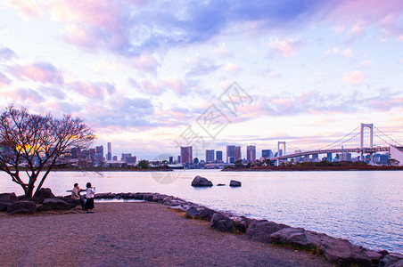 2019tokyjapnodib彩虹桥以及夜晚日落天空的东京湾景色图片