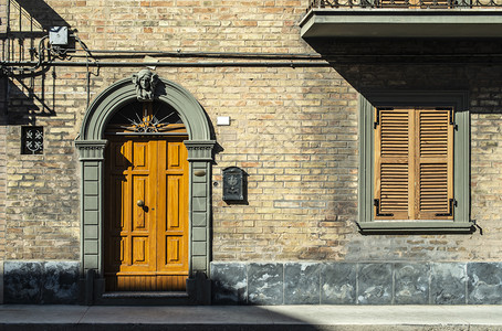 典型的意大利式木制门意大利式房子古老的外表阳光圆门拱石头盖房子铁门把手图片