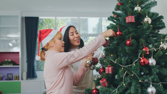 女快乐的少在家中客厅里一起欢笑庆祝节日图片