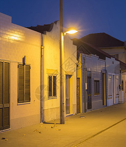 与明亮的米拉马尔海滨街道传统的土木砖式房屋外墙和街灯波尔图古图片