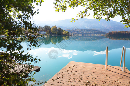 风景美丽山湖和船在前景秋天高清图片