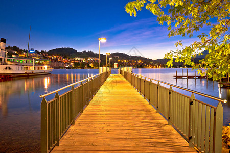 瑞士湖边码头夜景图片