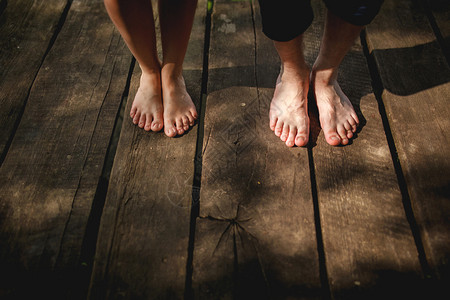赤脚的夫妇站在木桥上图片