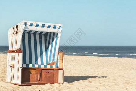 在北海金沙滩锡尔特岛德国沙滩的热夏空椅图片