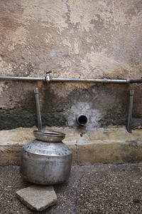 显示缺水和干PuneIdia水龙头的缺概念背景图片