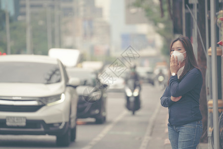 戴着口罩在等车的女人图片