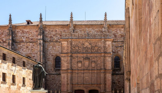 在西班牙萨拉曼卡大学西班牙萨拉曼卡大学建筑的古代板面孔图片