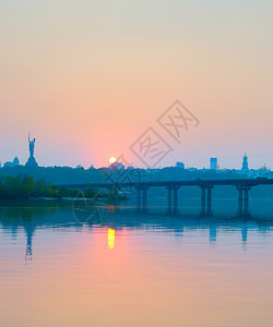 以帕顿桥和基辅市为主日落时乌拉茵图片