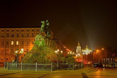 bohdankmelytsk纪念碑和stmichael夜里背景中密合金的修道院kyivurane图片
