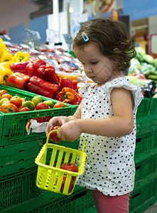 在超市买西红柿的小女孩图片