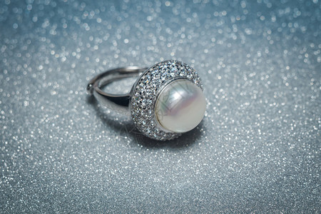装饰着白色淡水珍珠和钻石的奢华银环图片