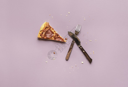 最后的披萨切片和晚餐具紫色背景和结壳碎屑吃披萨背景意大利番茄酱披萨切片晚饭剩菜图片