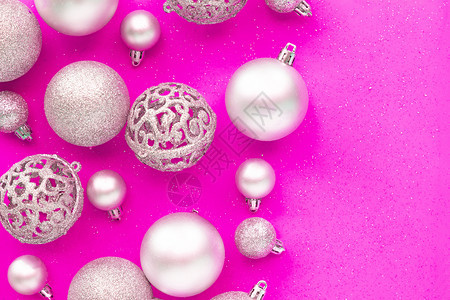 粉红色背景的圣诞胸罩装饰图片