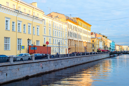 市中心风景格里波埃多瓦街在日落的阳光下在运河上架桥圣彼得斯堡俄罗图片