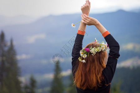 在山上的野花圈里女孩图片