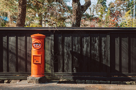 2018kaunotejpn红色古老的日本邮信箱和黑木墙位于Tohku地区的Kanote老武士城镇Akita图片