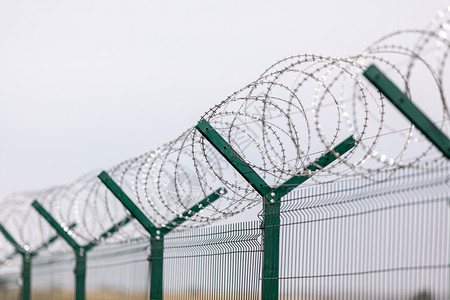 用铁丝网限制自由监狱围栏禁区安全概念禁止令背景图片