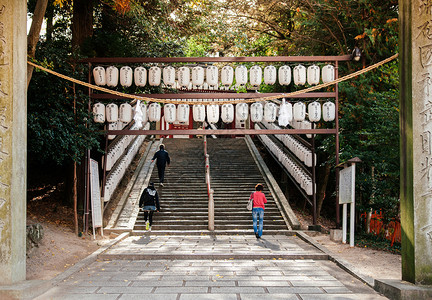 2014年8月日2014本当地日游客在kibtsuJnja入口的台阶上行走图片