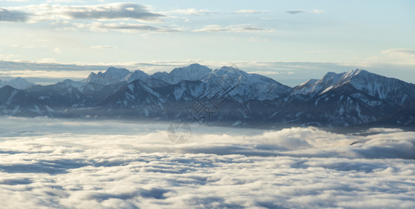 冬季自然景观令人惊叹的山地风景图片