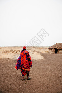 非洲的msi或部落男子在寒冷的雾天独自站在荒凉的土地上村庄里图片